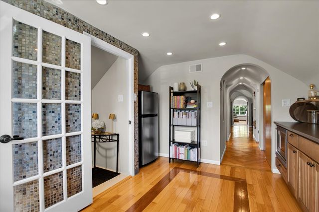 5661 N New Hampshire Avenue, Chicago, IL 60631