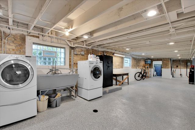 5661 N New Hampshire Avenue, Chicago, IL 60631