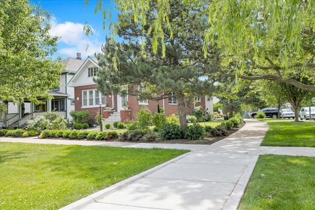 5661 N New Hampshire Avenue, Chicago, IL 60631