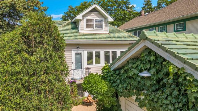5661 N New Hampshire Avenue, Chicago, IL 60631