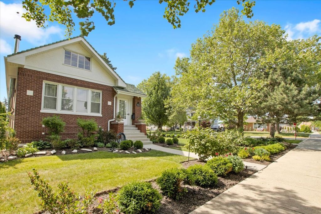 5661 N New Hampshire Avenue, Chicago, IL 60631