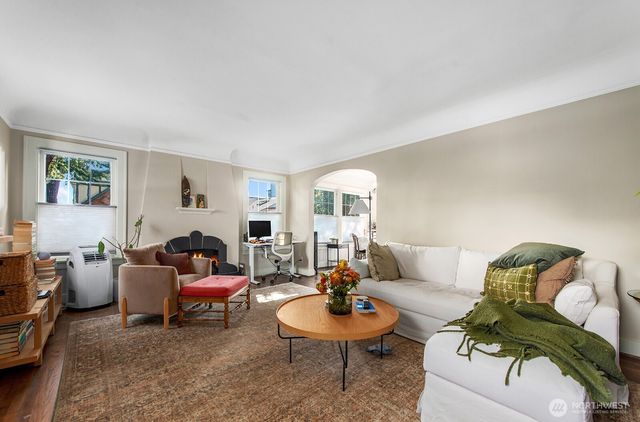 4915 Linden Avenue N, Seattle, WA 98103