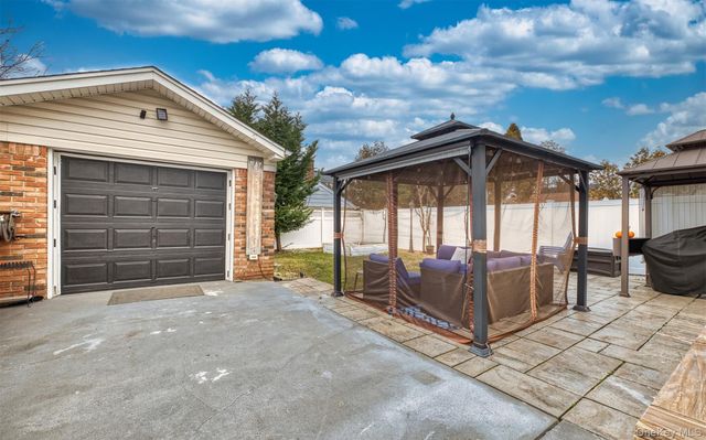 383 White Road, Mineola, NY 11501