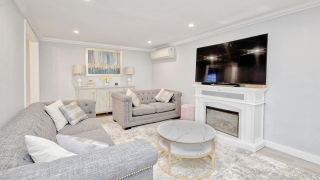 383 White Road, Mineola, NY 11501