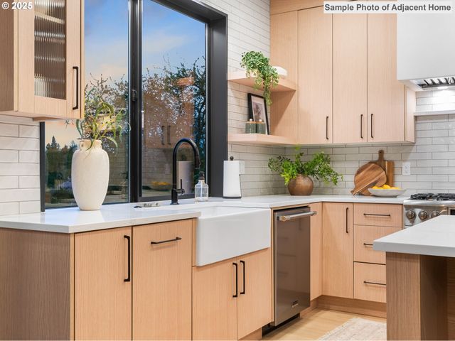 8192 Sw 39th Ave, Portland, OR 97219