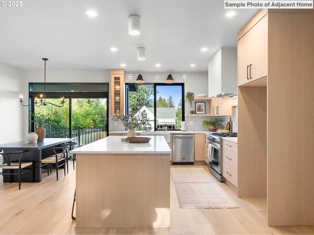 8192 Sw 39th Ave, Portland, OR 97219