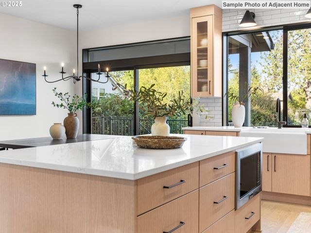 8192 Sw 39th Ave, Portland, OR 97219