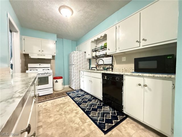 1068 Easton Drive, Akron, OH 44310