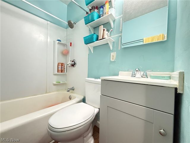 1068 Easton Drive, Akron, OH 44310