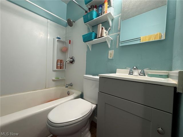 1068 Easton Drive, Akron, OH 44310