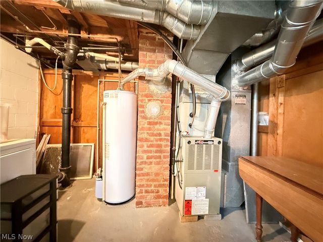 1068 Easton Drive, Akron, OH 44310