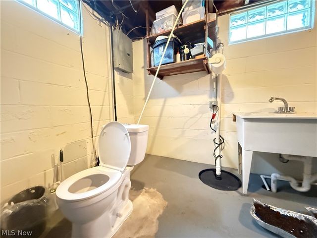 1068 Easton Drive, Akron, OH 44310