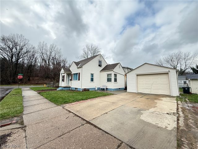 1068 Easton Drive, Akron, OH 44310