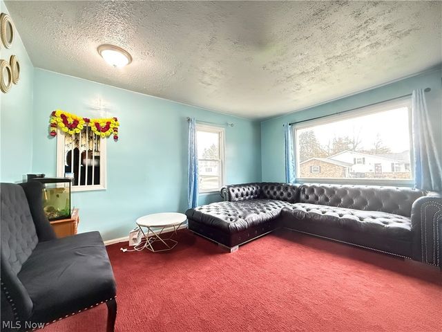 1068 Easton Drive, Akron, OH 44310