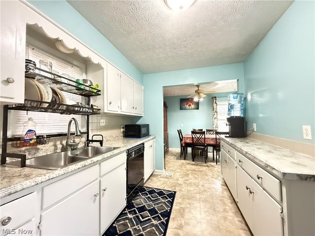 1068 Easton Drive, Akron, OH 44310