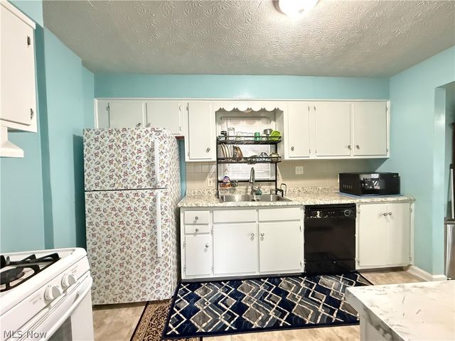 1068 Easton Drive, Akron, OH 44310