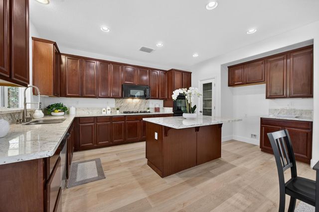 9837 LOIS STILTNER Ct, Elk Grove, CA 95624