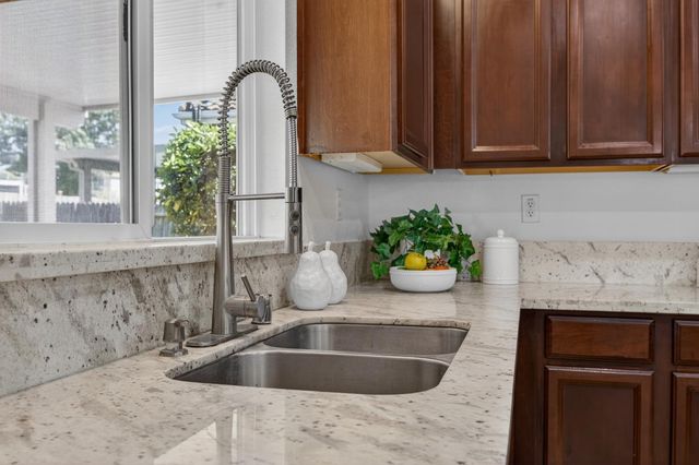 9837 LOIS STILTNER Ct, Elk Grove, CA 95624