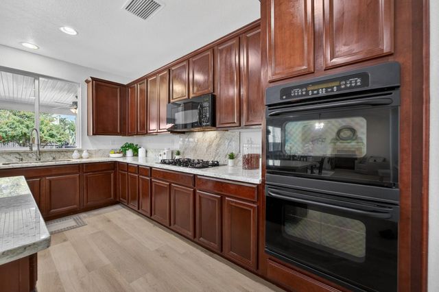 9837 LOIS STILTNER Ct, Elk Grove, CA 95624