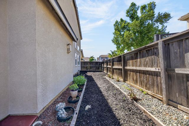 9837 LOIS STILTNER Ct, Elk Grove, CA 95624