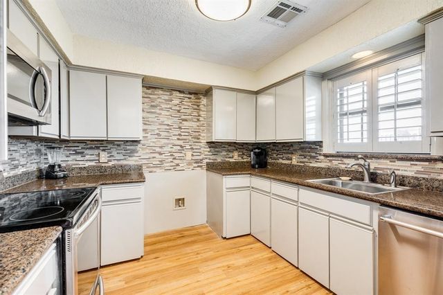 411 Sailfish Avenue 102, Freeport, TX 77541