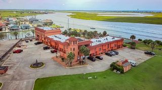 411 Sailfish Avenue 102, Freeport, TX 77541