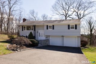 100 Oakridge Road, Trumbull, CT 06611