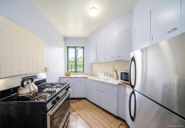 14 Metropolitan Oval 8D, Bronx, NY 10462
