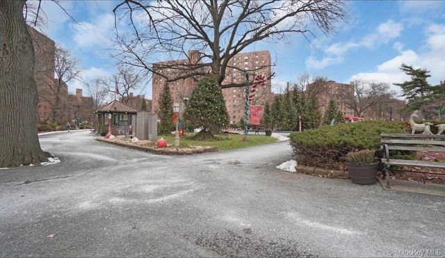 14 Metropolitan Oval 8D, Bronx, NY 10462