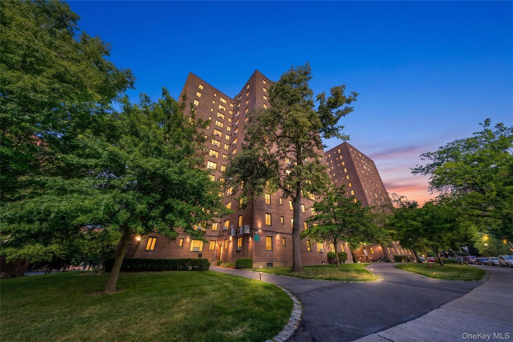14 Metropolitan Oval 8D, Bronx, NY 10462