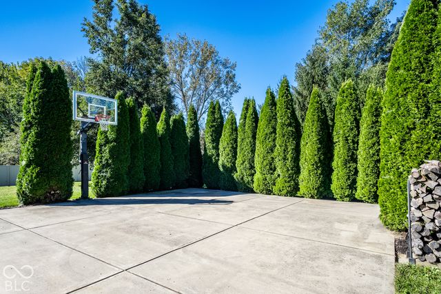 3634 N Hunters Court, Greenfield, IN 46140