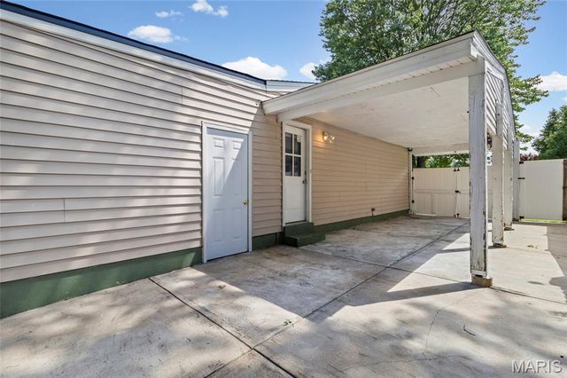 1135 Kostka Lane, Florissant, MO 63031