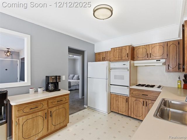 25300 Loretta Avenue, Warren, MI 48091