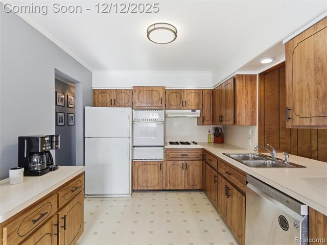 25300 Loretta Avenue, Warren, MI 48091