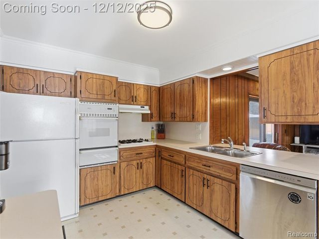 25300 Loretta Avenue, Warren, MI 48091