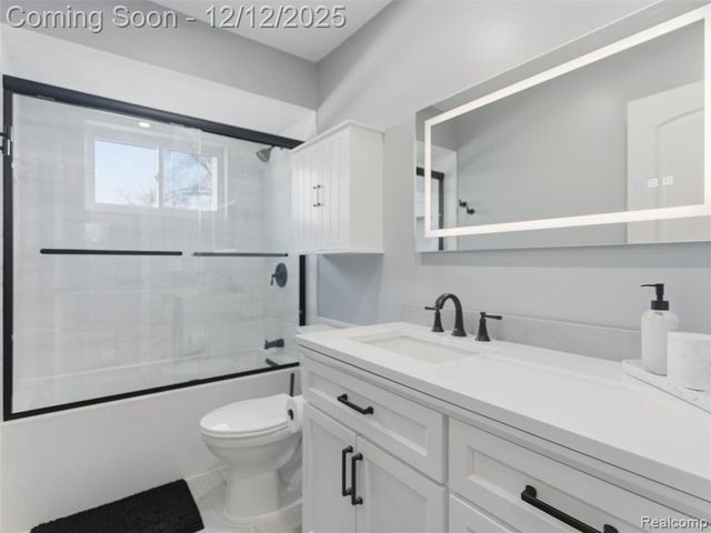 25300 Loretta Avenue, Warren, MI 48091