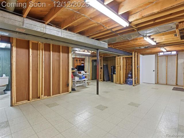 25300 Loretta Avenue, Warren, MI 48091