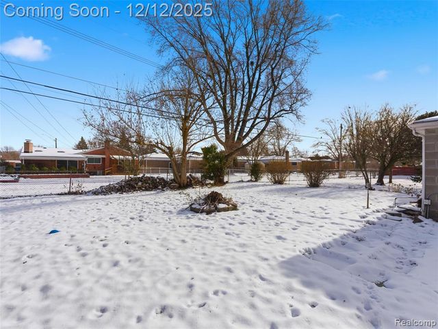 25300 Loretta Avenue, Warren, MI 48091