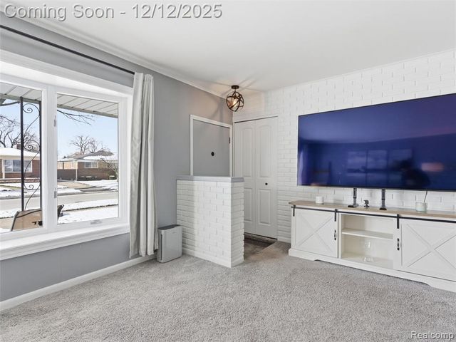 25300 Loretta Avenue, Warren, MI 48091