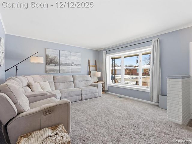 25300 Loretta Avenue, Warren, MI 48091