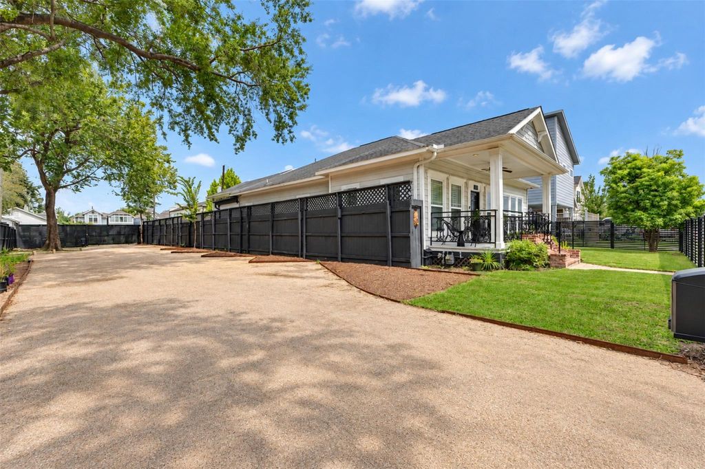 829 W 19th Street, Houston, TX 77008