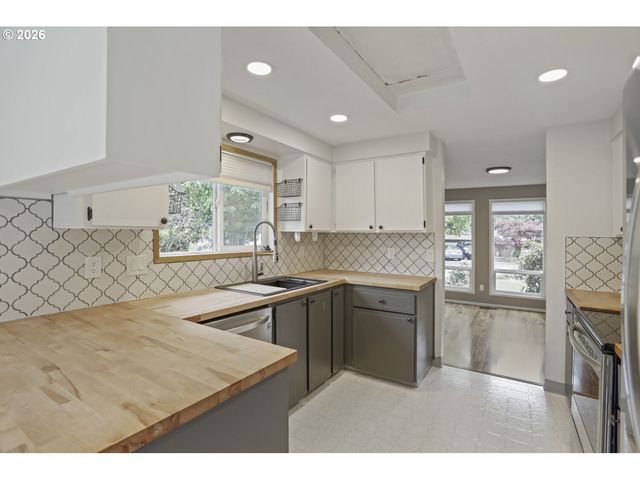 3034 Se TIMBERLAKE Dr, Hillsboro, OR 97123