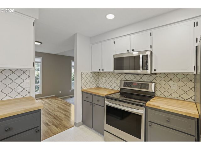 3034 Se TIMBERLAKE Dr, Hillsboro, OR 97123