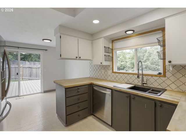 3034 Se TIMBERLAKE Dr, Hillsboro, OR 97123