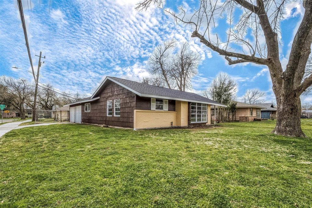 5874 Reed Road, Houston, TX 77033