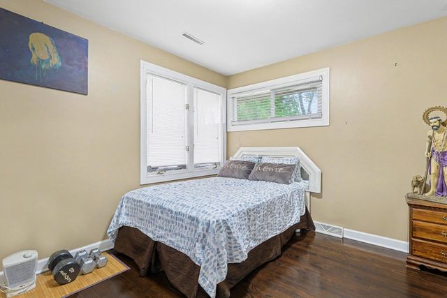 9002 S Parkside Avenue, Oak Lawn, IL 60453