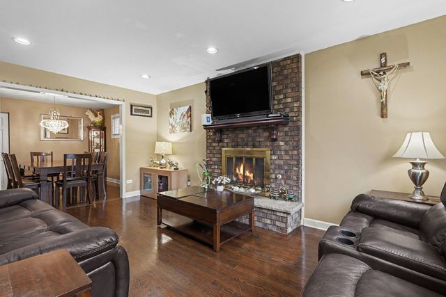 9002 S Parkside Avenue, Oak Lawn, IL 60453