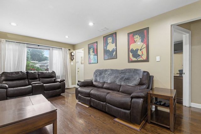 9002 S Parkside Avenue, Oak Lawn, IL 60453