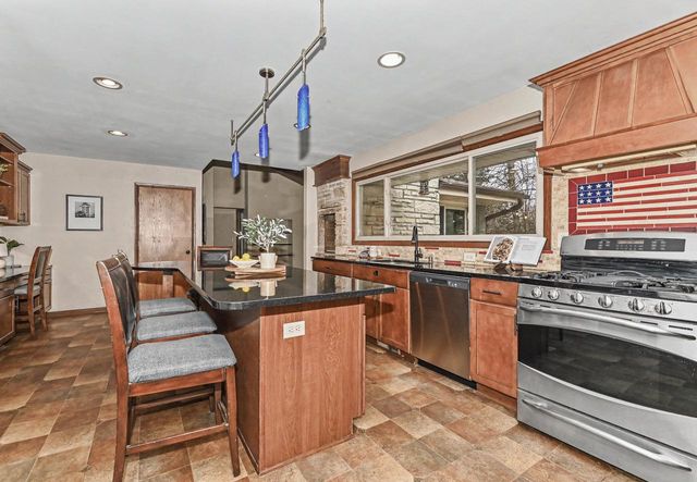 3355 S Cari Adam DRIVE, New Berlin, WI 53146