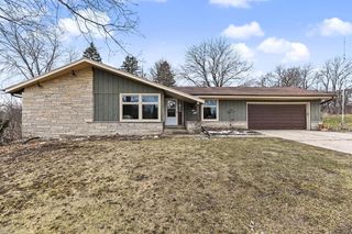 3355 S Cari Adam DRIVE, New Berlin, WI 53146